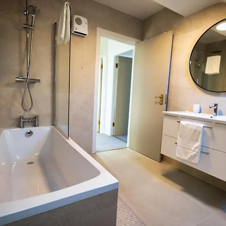 3 Bed House Sleeps 8 -garden - Free Parking - Wifi