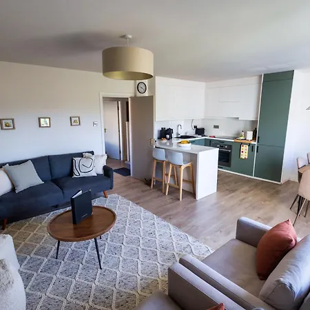 Casa vacanze 3 Bed House Sleeps 8 -garden - Free Parking - Wifi *
