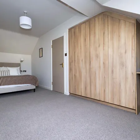 3 Bed House Sleeps 8 -garden - Free Parking - Wifi