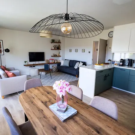 3 Bed House Sleeps 8 -garden - Free Parking - Wifi *