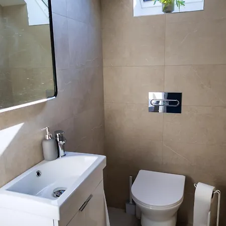 3 Bed House Sleeps 8 -garden - Free Parking - Wifi * Cill Airne